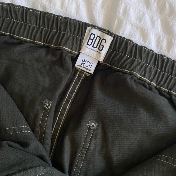 green cargo pants UO - Picture 1 of 5